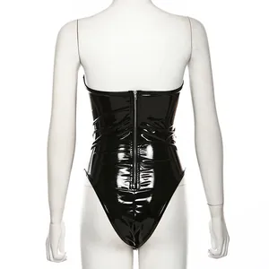 Vue arrière d'un body sexy en PU noir avec fermeture éclair sur mannequin