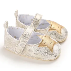 Primer plano de la estrella dorada y cara sonriente en zapatos para bebé niña