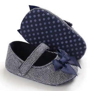 Dunkelblaue Baby-Lauflernschuhe mit Fischgrätenmuster, Schleife und gepunkteter Sohle