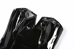 Gros plan sur le body en cuir PU noir brillant sexy avec texture décolleté en V profond