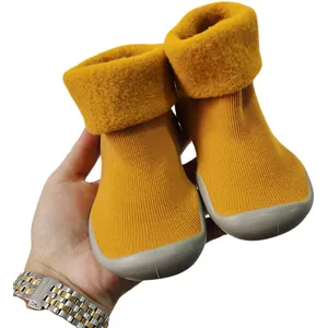 Zapatos calcetín de invierno para bebé forrados de felpa amarilla con suela suave