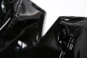 Détail rapproché d'un body en cuir PU noir brillant montrant les coutures du col en V
