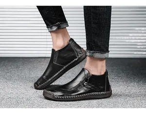 Zijaanzicht van zwarte leren high-top loafers met handgestikte details en zijrits