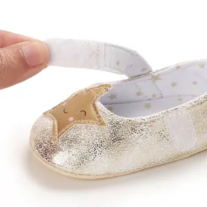 Detalle de estos lindos zapatos dorados para bebé con cierre de velcro ajustable