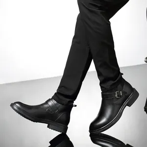 Detailansicht der hochwertigen schwarzen Leder-Martin-Stiefel mit Schnalle für Herren