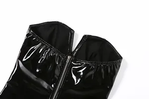 Détail en gros plan de la fermeture éclair avant d'un body noir en similicuir brillant