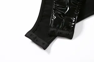 Gros plan détaillé montrant la fermeture à boutons-pression d'un body sexy en cuir PU noir