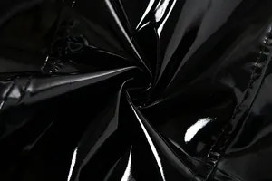 Gros plan sur le tissu en cuir PU noir brillant avec des détails de couture précis