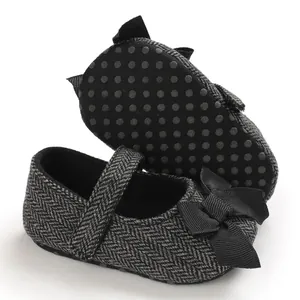 Detailansicht von Baby-Lernlaufschuhen mit Fischgrätenmuster und weicher Sohle