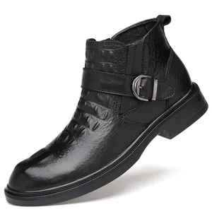 Schwarze Herren-Lederstiefeletten mit Krokoprägung und eleganter Seitenschnalle