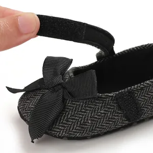Nahaufnahme des Baby-Lauflernschuhs für Mädchen mit Klettverschluss und Schleifendetail