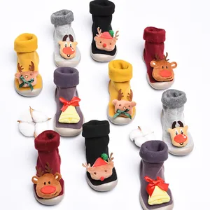 Calcetines de Navidad para bebés con renos de dibujos animados y forro polar cálido.
