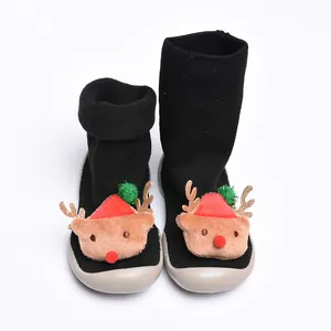 Primer plano de calcetines zapatos de Navidad negros para niños con renos
