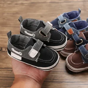 Primo piano di scarpe primi passi per neonati in tela con suola morbida.