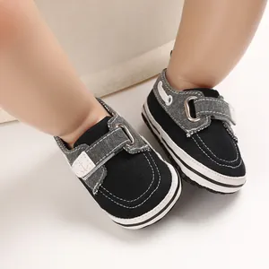 Dettaglio di scarpe primi passi nere per neonato con suola morbida e ancora.