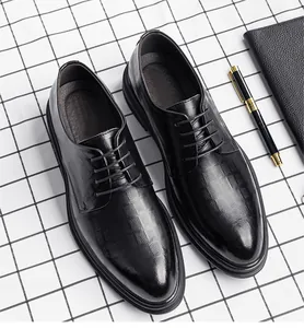Nahaufnahme schwarzer formeller Lederschuhe mit eleganter Krokoprägung für den Business-Look.