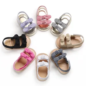 Vue détaillée de sandales pour bébés avec nœuds en plusieurs couleurs