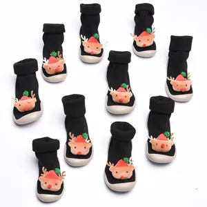 Adorables calcetines de Navidad para bebés con diseño de reno 3D y tejido de punto cálido.