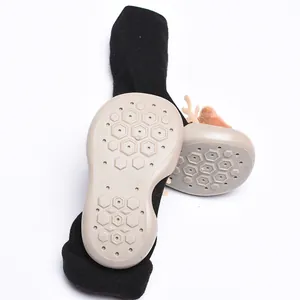 Detalle de suela de goma antideslizante con patrón hexagonal en zapatos para bebé