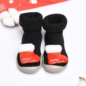 Detalle de zapatos calcetín de Navidad negros para bebé con decoración de peluche