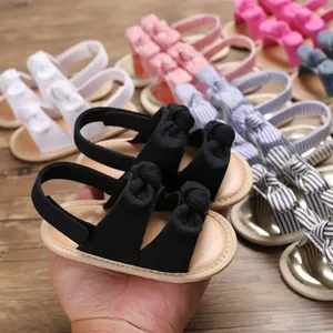 Vue détaillée de sandales respirantes pour bébé avec semelle souple et nœud chic.