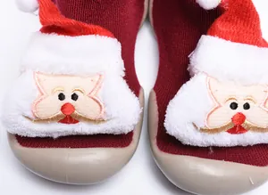 Primer plano de calcetines de Navidad para bebés con una suave decoración de Papá Noel