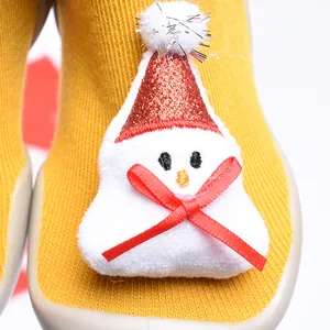 Detalle macro de la decoración de muñeco de nieve en peluche del zapato de bebé de Navidad
