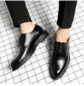 Makroansicht von schwarzen Herren-Business-Schuhen mit elegantem Karomuster-Detail