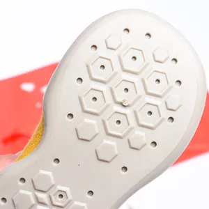 Primer plano de la suela antideslizante con patrón hexagonal de zapato para bebé