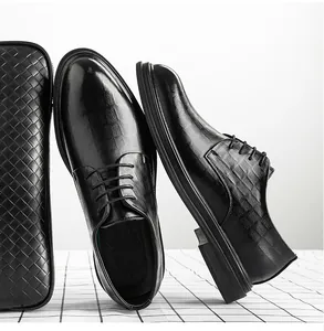 Nahaufnahme von polierten schwarzen Herren Business-Schuhen mit feiner Prägung