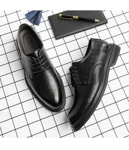 Detailansicht von Herren-Business-Lederschuhen mit Karomuster auf Gitterhintergrund.
