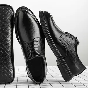 Klassische schwarze Business-Lederschuhe für Herren mit Karomuster und Erhöhung