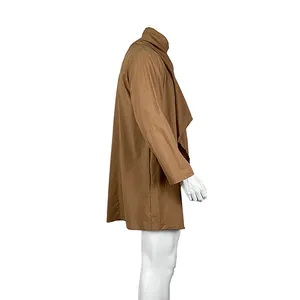Seitenprofil eines braunen, langärmeligen Baumwoll-Leinen-Umhangs mit drapiertem Saum.