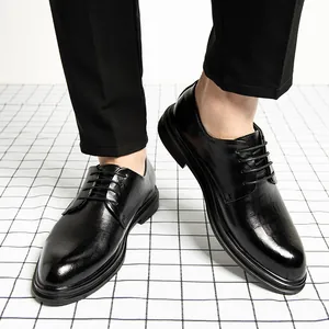 Elegante schwarze Herren-Business-Lederschuhe mit einem klassischen Schnür-Design