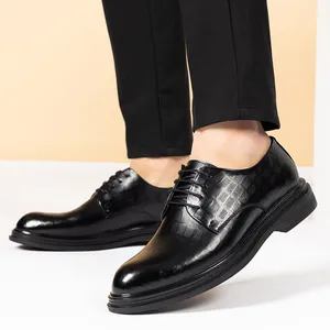 Schwarze formelle Business-Lederschuhe für Herren mit Prägemuster und verstecktem Absatz.