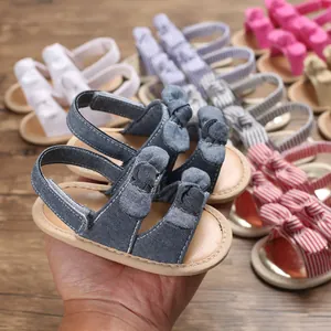 Détail de sandales respirantes pour bébé avec nœud et semelle souple pour l'été.