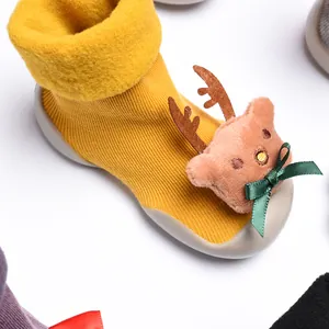 Zapatos calcetín de Navidad amarillos para bebé con lindo peluche de reno para niños