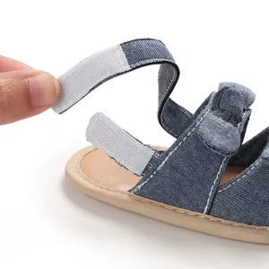 Gros plan sur la sangle auto-agrippante pratique des sandales en denim