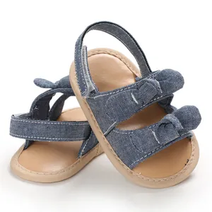 Vue détaillée de sandales respirantes en denim bleu pour bébé avec semelles souples