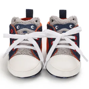 Detailansicht weicher Baby-Lauflernschuhe mit niedlichem Waschbär-Cartoon-Design
