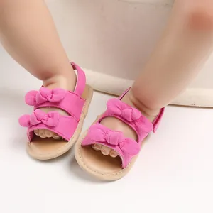 Sandales roses pour bébé à semelle souple avec nœuds décoratifs en vue détaillée