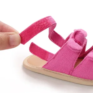 Gros plan détaillé d'une sandale d'été rose pour bébé avec fermeture velcro réglable