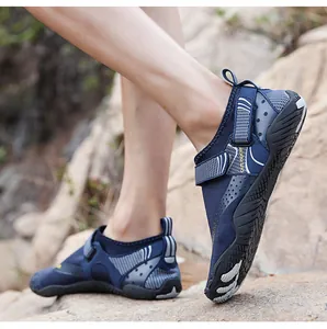 Dettaglio delle scarpe da scoglio blu a asciugatura rapida da uomo con suola in gomma