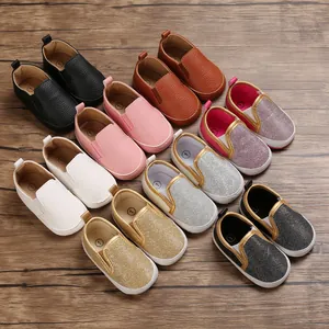 Collezione colorata di scarpe primi passi per neonati con suola antiscivolo.