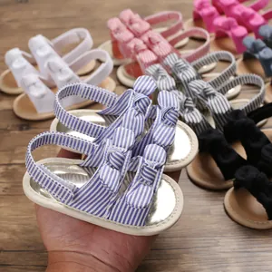 Vue détaillée de sandales d'été rayées pour bébé avec nœuds et semelles souples