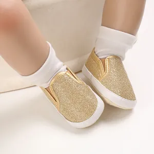 Vista dettagliata delle scarpe da passeggio per neonati glitter oro con suole bianche