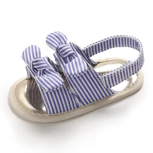 Sandales de marche pour bébé à rayures bleues et blanches avec nœuds et semelles souples