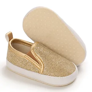Dettaglio scarpe da primi passi dorate per neonato con suola morbida antiscivolo