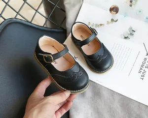 Classic black round-toe Mary Jane leather shoes for girls with elegant brogue detail