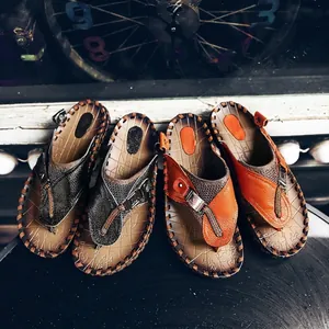 Infradito in pelle premium da uomo in nero e marrone con cuciture fatte a mano
